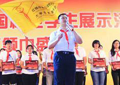 唐渊和大学生代表共唱《公益之歌》