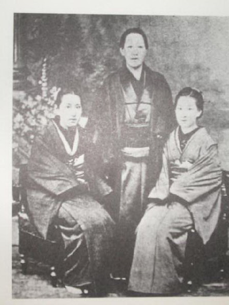 樋口一叶一家  右一叶、母滝子、妹邦子