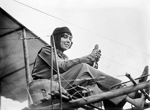 埃莱娜·迪特里厄和她的飞机,拍摄于1911年 埃莱娜·迪特里厄和她的飞机,拍摄于1911年