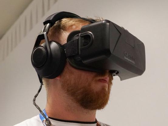 佩戴着Oculus Rift的玩家 佩戴着Oculus Rift的玩家