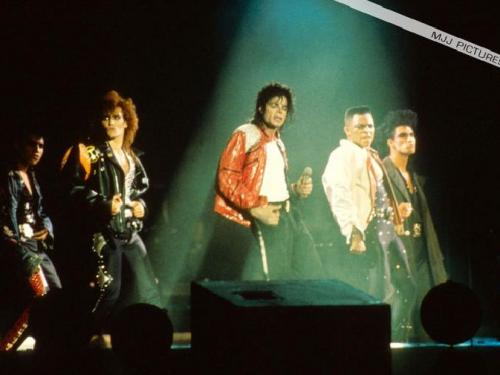 杰克逊在演唱会上表演《Beat It》