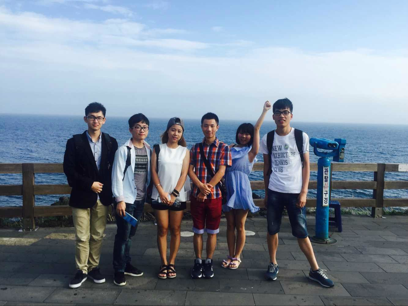 inc在韩国济州龙头岩景区的合照