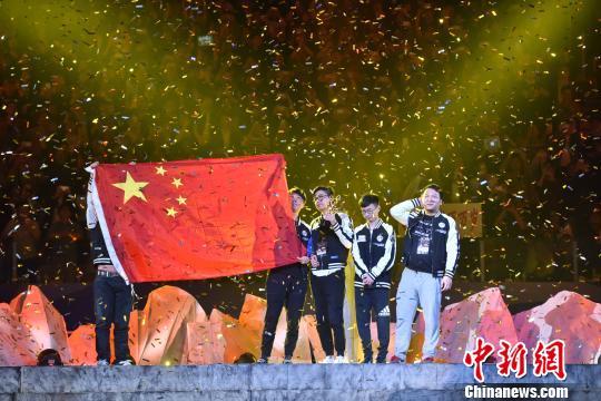 IG战队的全体队员高举国旗和冠军奖盃