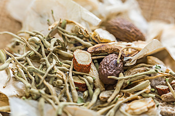 中草药(中医预防治疗疾病所使用的独特药物)