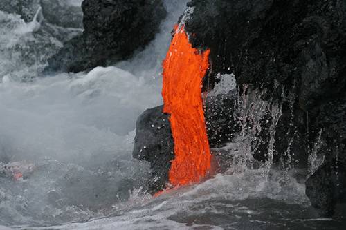 伦盖伊火山配发的岩浆流向大海 伦盖伊火山配发的岩浆流向大海