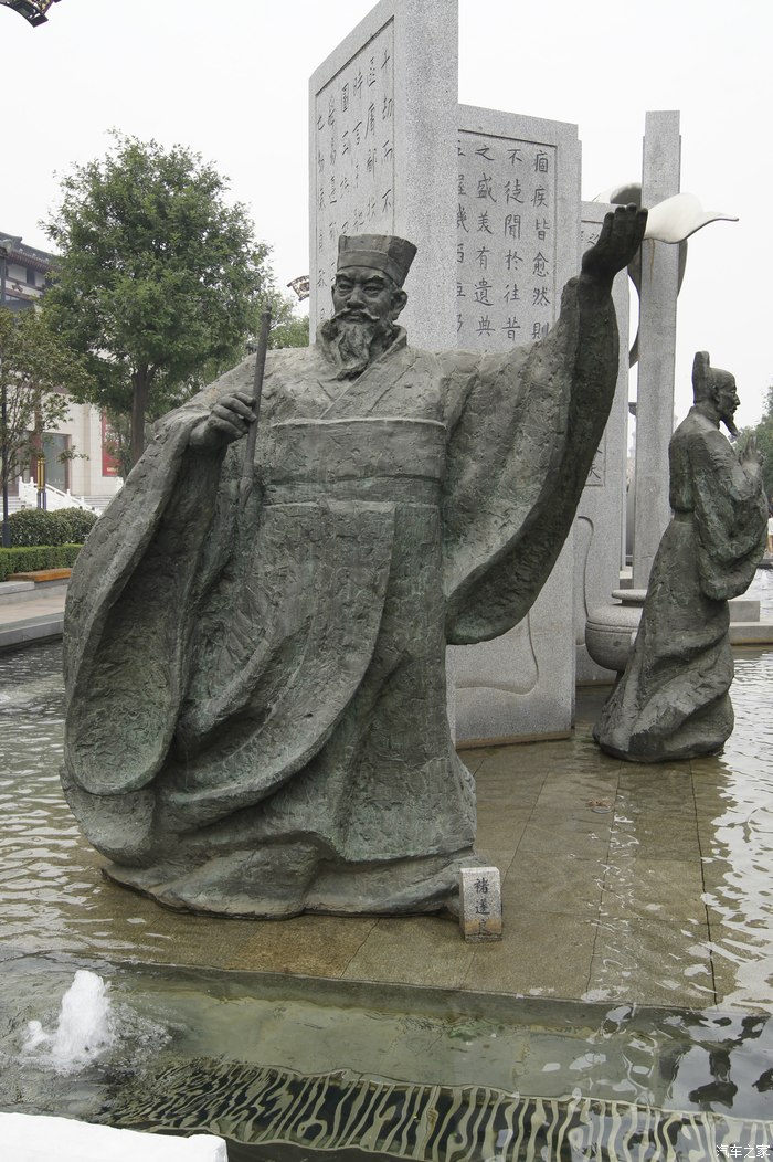 褚遂良塑像