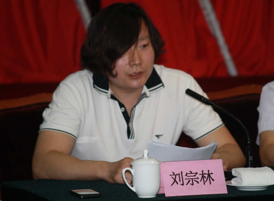 刘宗林老师向与会嘉宾介绍刘宗林钢笔字速成
