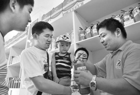 消防退伍战士为市民讲解家用灭火器的用法 消防退伍战士为市民讲解家用灭火器的用法