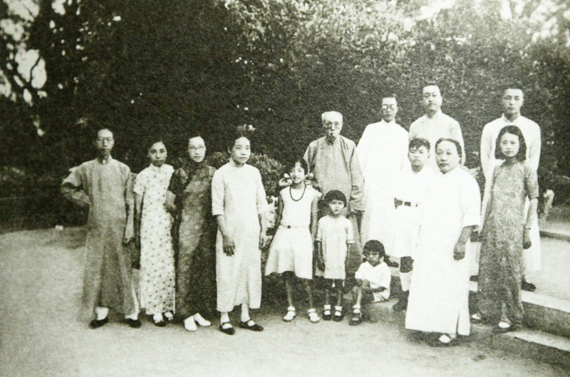 1935年贺黔云夫妇与家人在北京合影