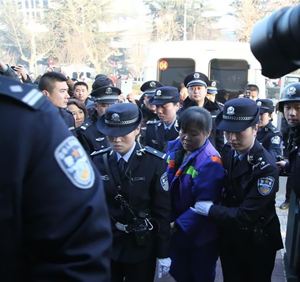 张某被压解到法院