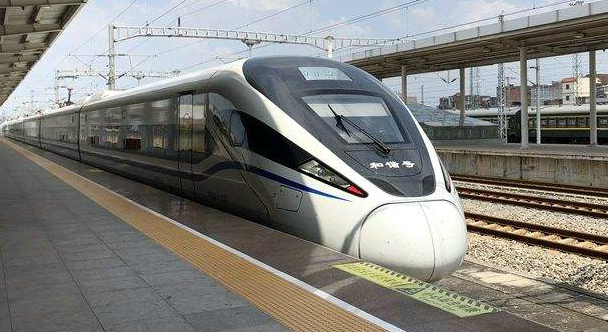 和谐号CRH1A型电力动车组在南广铁路 和谐号CRH1A型电力动车组在南广铁路