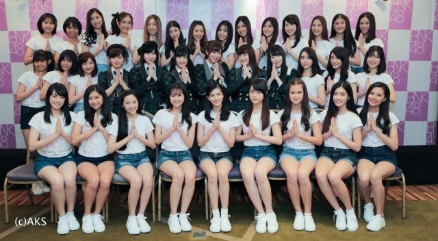 BNK48初代成员与AKB48（第2排中央6人）的纪念合影