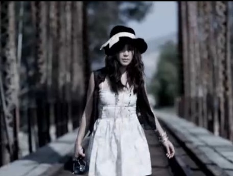 《Loud Music》MV 截图 《Loud Music》MV 截图