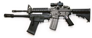 装有XM26散弹枪的M4卡宾枪