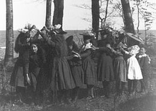 玩伦敦桥要倒了游戏的女孩们，1898年。