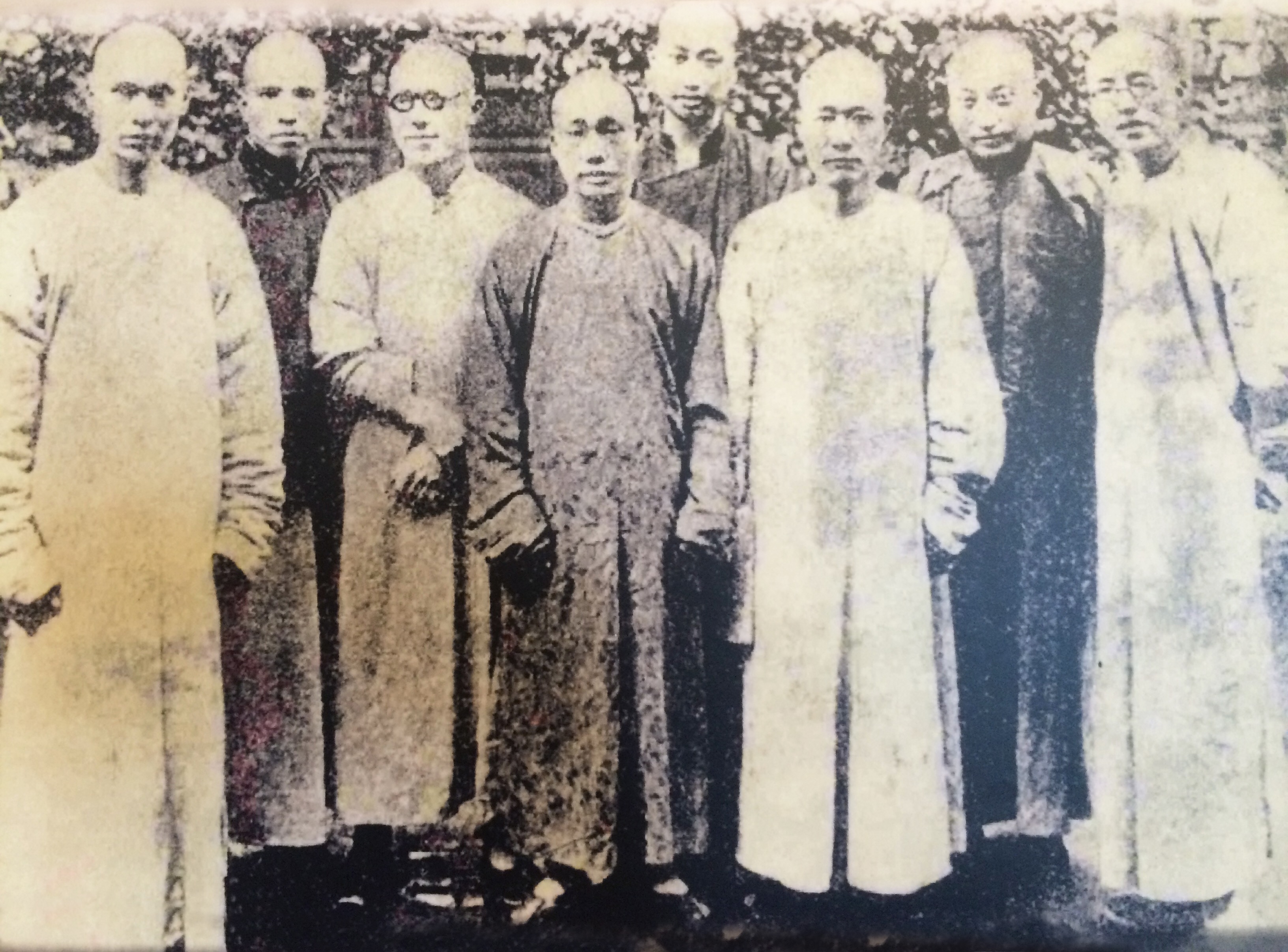谭嗣同(左二)与时务学堂教习合影 谭嗣同(左二)与时务学堂教习合影