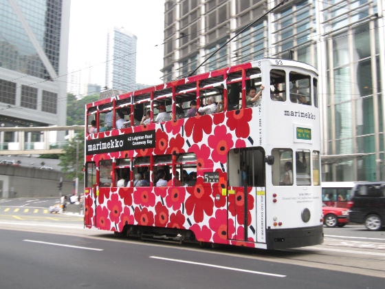Unikko印花电车游走于香港中环街头 Unikko印花电车游走于香港中环街头