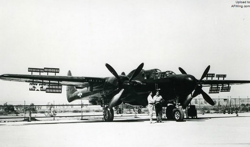 P-61C在机翼上下表面增加了多孔减速板