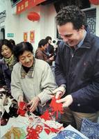 李查德第二次来桐庐学习剪纸 李查德第二次来桐庐学习剪纸