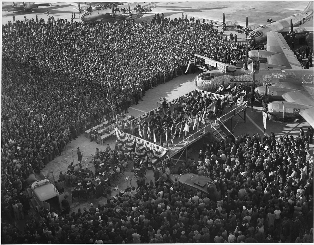 威奇塔,1945年2月第1000架B-29交付仪式 威奇塔,1945年2月第1000架B-29交付仪式